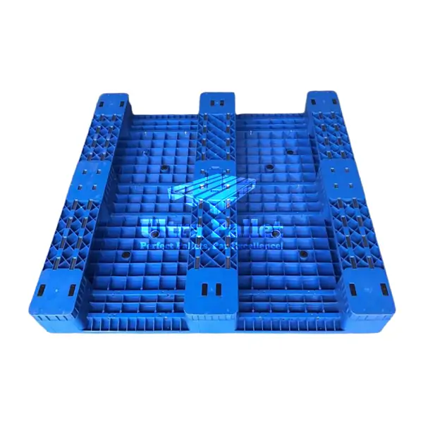 48 x 48 Stackable Solid-Deck Plastic Pallet bottom