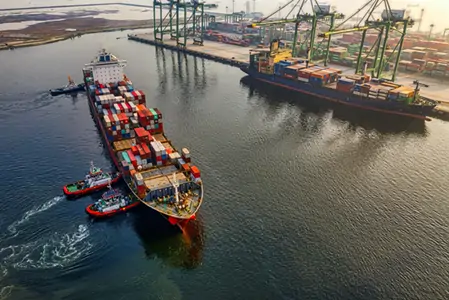 Container ship docking_副本.webp