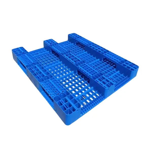 Forklift handling 1400x1200x150mm plastic pallet in industrial warehouse