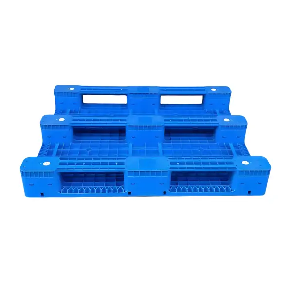 "Closed-Deck Plastic Pallet with 3 Runners for Forklift Compatibility