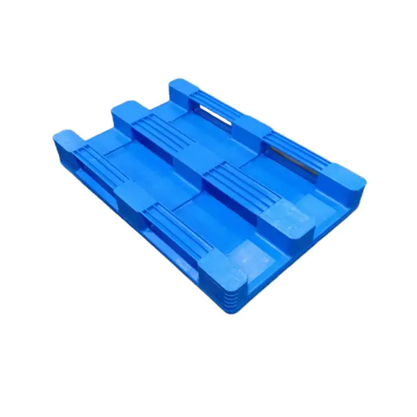 Three runner rackable plastic pallet design