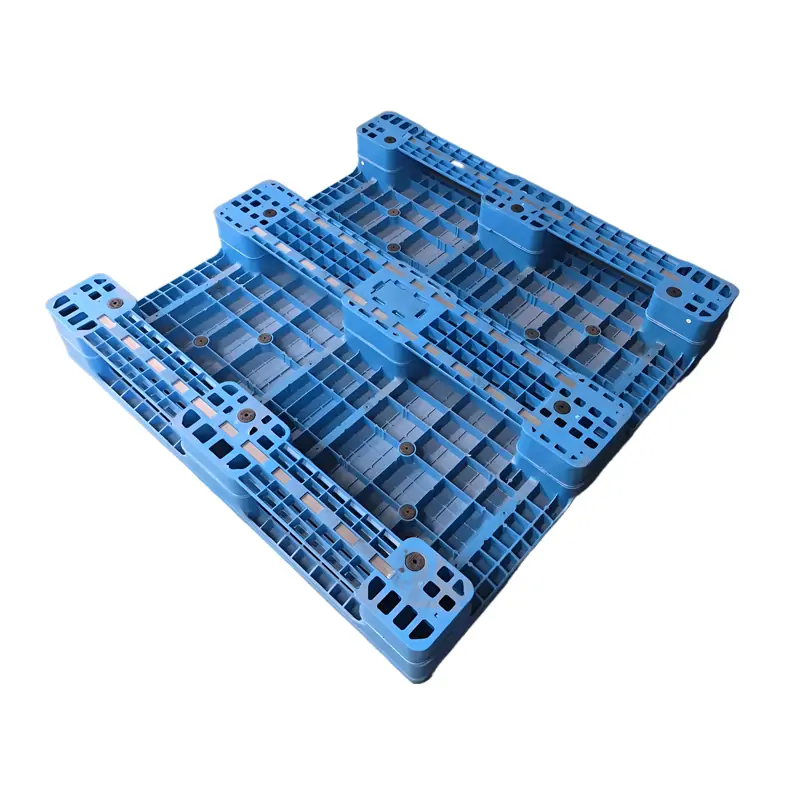Stable 3 runners design in industrial plastic pallet