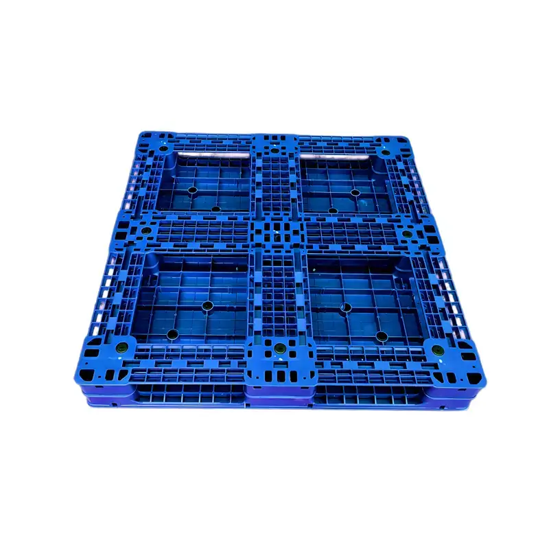Close-up of the a 1100x1100mm closed plastic pallet bottom