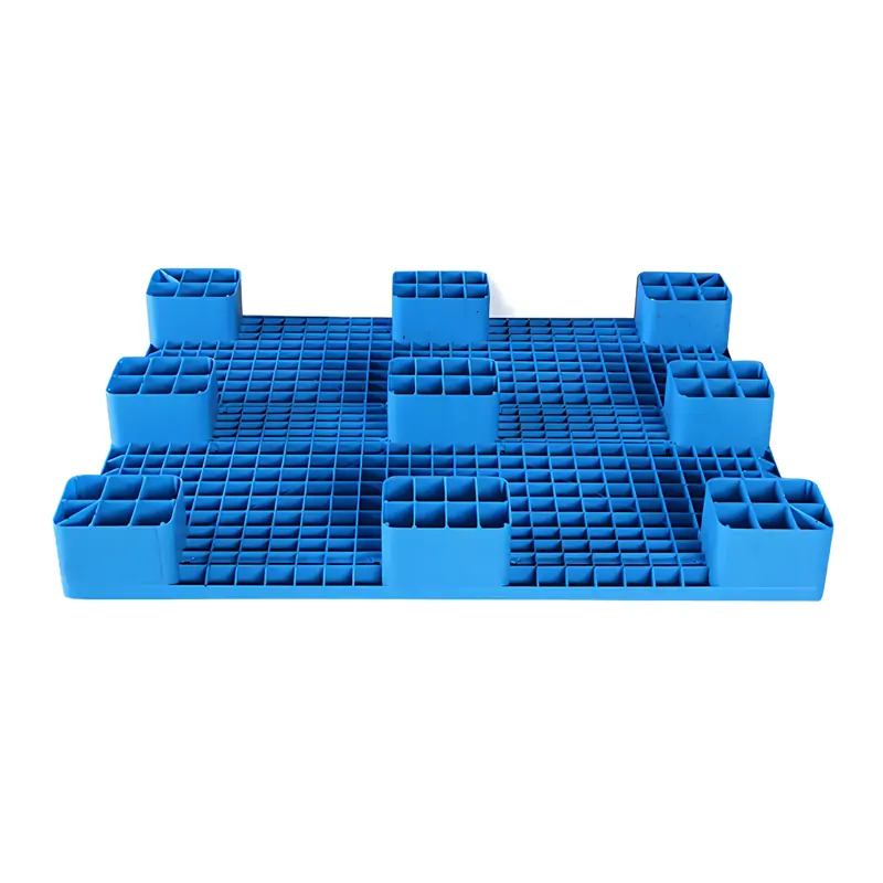 Four-way entry bottom structure of pallet