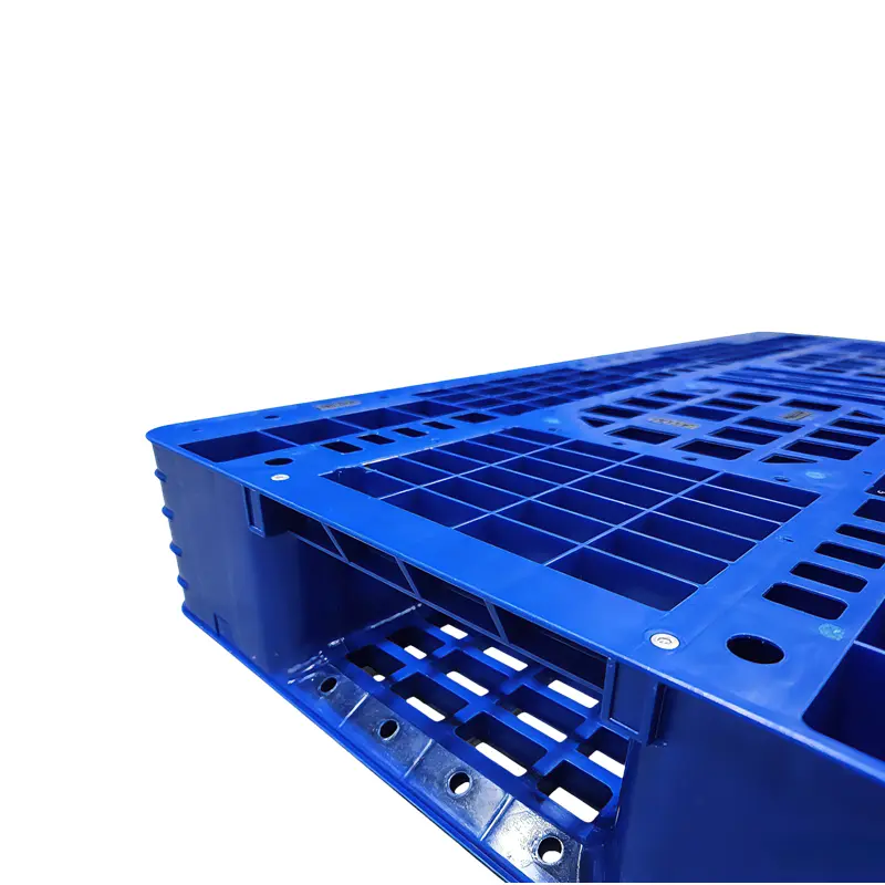 Close-up of the anti-slip surface on a 6-runner industrial plastic pallet.webp